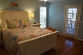 6 BR Charming Waterfront Spacious Lakehouse with Private Double-decker Dock - Image 2