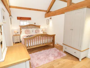 THE SHIPPON, romantic, luxury holiday cottage in Llanrwst - Image 4