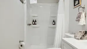 Clean Freshly Remodeled 4 Bedroom House - Image 2