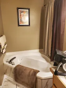 KingQueen Suite 113 - Image 3