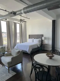 Spacious Loft in Historic Baggs Square - Image 4