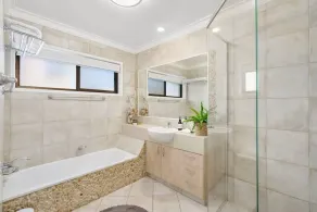 Sorrento Oasis - 5BR, Gym, Pool - Image 4
