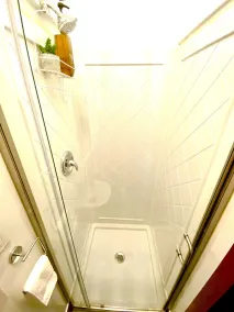 Vintage Wrigleyville Apartment + Free Parking - Image 4
