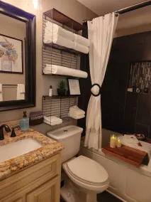 Private 2 Bedroom Cozy Cottage Prime Retreat with jetted spa tub - Image 3
