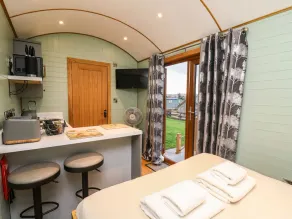 HIGHLAND VIEW, pet friendly, character holiday cottage in Rhayader - Image 4