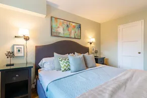 Colorful downtown condo, 2 bedrooms, king bed - Image 5