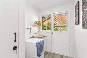 2 Bedroom Unit - Close To The Beach - Free Parking - Free WIFI - Image 2