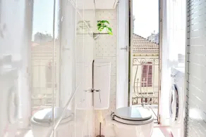 Appartement Chic 2 Chambres | Balcons, Vue & Parking Gratuit - Image 3