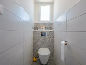 3-Bed Home with Garden, Parking Near Beach & Shops - Image 4