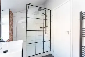 3 Bed Recently refurbed, quiet & private location,5 mins from sandbanks Beaches - Image 5
