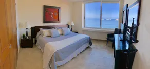 Cette unité de 2200sf est à quelques pas de la plage et comprend de superbes couchers de soleil. - Image 2