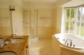 Luksushus ved strandpromenade, med pool, sauna, jacuzzi og skovområder - Image 4