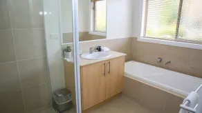 SHINE BRIGHT - Spacious family friendly group living in Bright - Image 3