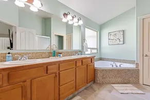 Family home -desirable neighborhood w pool access - Image 2