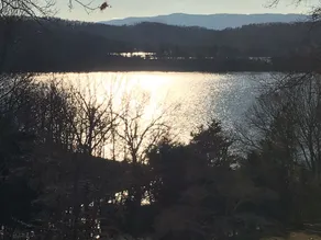 5 BR 4. 5 BA mit einem atemberaubenden Blick auf den See und Bootsrutsch - Image 1