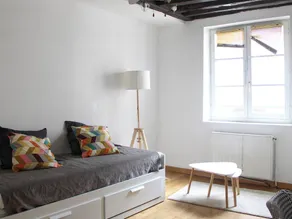Spacious duplex in the heart of Paris - Image 3