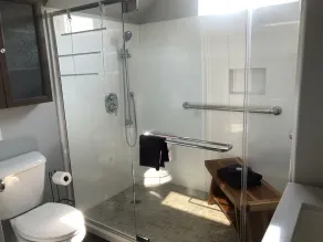Newly Constructed Modern 1 Bedroom Apartment with Luxury Shower ~ Sleeps 3 - Image 3