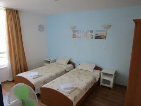 Large luxury apartment in a highly sought after 4 star complex within 5 minutes - Image 2