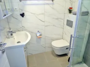 Spacious accommodation for 4-5 people in a quiet location - Image 5