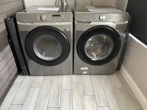 MAISON DE PISCINE massive, 6 chambres, 4 salles de bain complètes, près de la plage! - Image 2