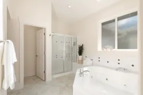 Large Open Home on Golf Course with Chef's Kitchen - Image 4