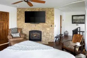 AustinTeton's Sunset Cliff Resort on Lake Travis - PRIVATE WEDDING, EVENT, HEATED POOL, BOAT DOCK - Image 2