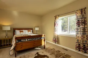 Spacious Western Home on 2 acres in the Pines close to Crater Lake - Image 5