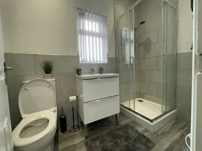 RNM - Business Contractor & Travellers Choice, Private Access & Entire Place, Kitchen & Washroom with amenities, Smart Tv, Easy Access, Fast WiFi, Parking Nearby, Great transport links - Image 2