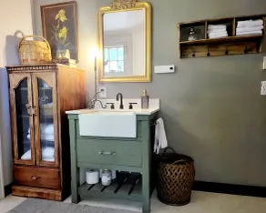 Vintage Charm — 5-Min Walk to Downtown & Campus - Image 4