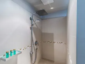 Van's Place, Luxury Apartment - Image 4