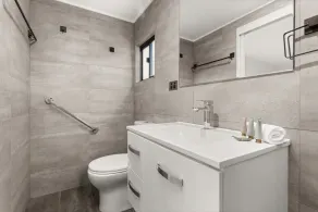 Bright 1-Bed Apartment with Garden Views - Image 2