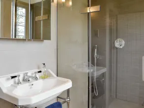 Alojamiento de 4 habitaciones en Pett - Image 3