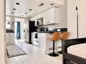 Maison de 3 chambres située au centre avec une vue sereine sur les collines. Pas de voisins arrière! - Image 3