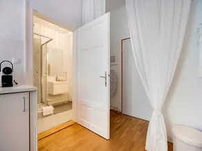Elegant Central Apartment in Graz - Image 3