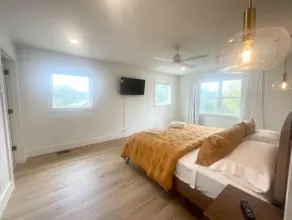 New Mid-Century Waterfront Escape on Lake Travis w/Pickleball court and 4 acres! - Image 4