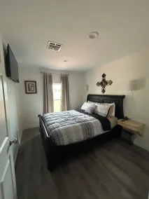 Right on the water! 3 Bedroom House, large deck, next to a kayak launch! - Image 5