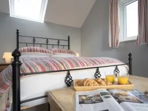 2 bedroom accommodation in Craster - Image 5