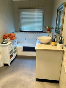 Crystal Cottage, Netflix, Close to HAWKS & city - Image 3