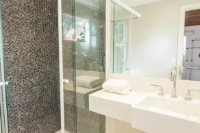 Queen suite in a luxury hotel. - Image 5