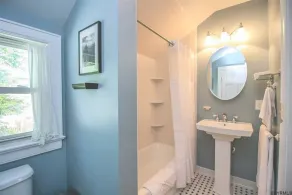 Bungalow Hudson - cozy 3 BR house with huge garden - steps from Warren Street! - Image 4
