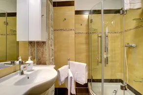 Spacious villa with private pool, volleyball court and barbecue area - Image 3