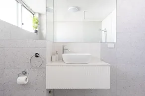 Fab Beachfront 2 Brm Apt in the Heart of Surfers - Image 3