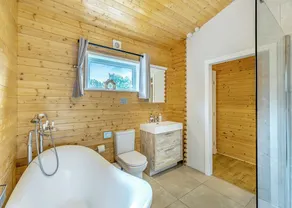 3 bedroom accommodation in Ellesmere - Image 3
