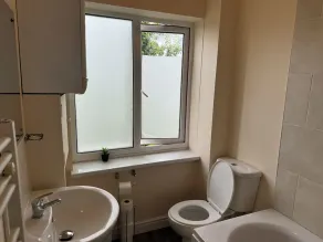 Comfortable 4-bedroom house close to Coventry city centre - Image 3