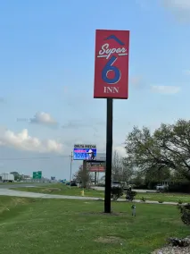 Super 6 Inn - Image 3