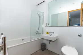 Spacious Modern Apartment 42 Brewhouse - Image 2