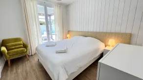 Exceptional villa with heated pool and parking - Image 5
