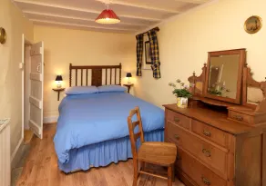 Cosy Shepherd's Hut with Hot Tub - Image 3