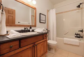 Canadiana Cabin 🇨🇦 | True Ski-In/Ski-Out w/ Private Hot Tub ❤️ - Image 4