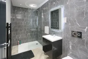 Deluxe-Apartment-Eigenes Badezimmer-Stadtblick - Image 3